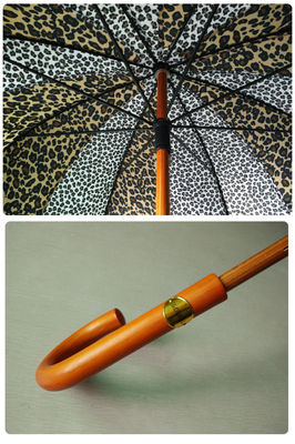 مظلة متغيرة اللون بطبعة النمر بمقبض خشبي للنساء