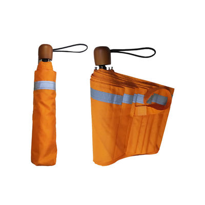 مظلة يدوية بمقبض خشبي قابلة للطي مفتوحة مع أنابيب عاكسة