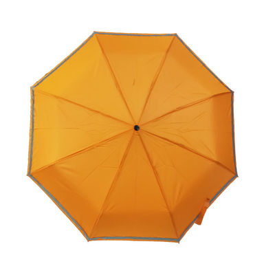 مظلة يدوية بمقبض خشبي قابلة للطي مفتوحة مع أنابيب عاكسة