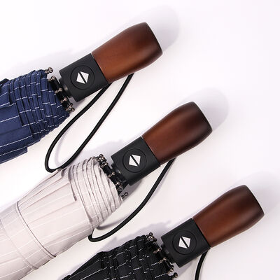 مظلة أوتوماتيكية ثلاثية الطي مقاس 23 بوصة بفتحة وإغلاق تلقائيين مع مقبض خشبي