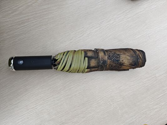 مظلة أمان مفتوحة / مغلقة تلقائيًا مضاءة بأضواء LED مع شريط عاكس للرؤية الليلية