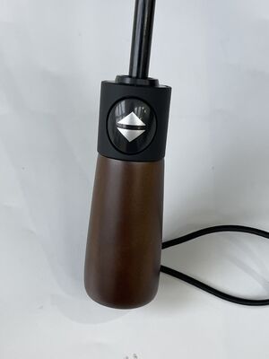 مظلة خشبية تقليدية مصممة لأقصى قدر من المتانة والمظهر الأنيق مناسبة للعمل والترفيه