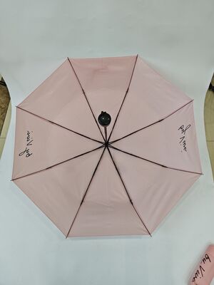 مظلة قابلة للطي يدوية الفتح والإغلاق مع مقبض مطاطي مريح وتصميم مدمج خفيف الوزن للسفر