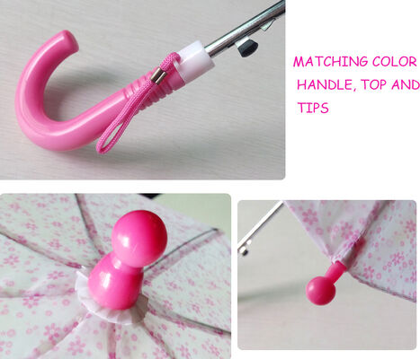 مظلة أطفال مدمجة بقطر مفتوح أقل من 90 سم، تشمل مقبض بلاستيكي وإطار معدني وعمود معدني، مثالية للاستخدام اليومي