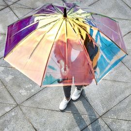 الهولوغرام الملونة شفافة قزحي الألوان مظلة المطر للمطر يوم عاصف