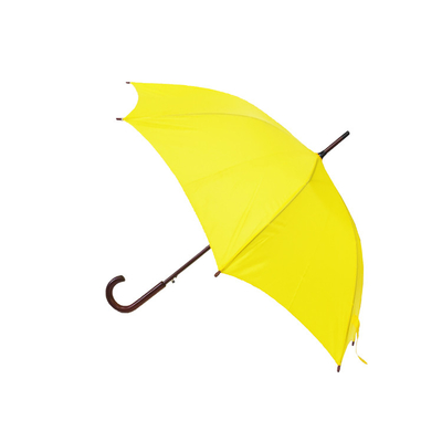 رجل مستقيم التعامل مع مظلات الغولف Windproof للإعلان في الهواء الطلق