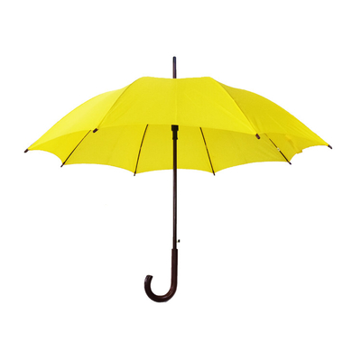 رجل مستقيم التعامل مع مظلات الغولف Windproof للإعلان في الهواء الطلق