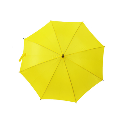 رجل مستقيم التعامل مع مظلات الغولف Windproof للإعلان في الهواء الطلق