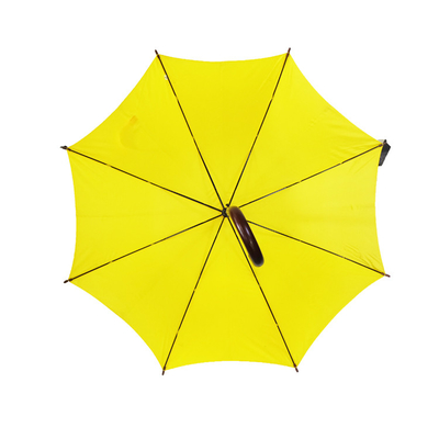 رجل مستقيم التعامل مع مظلات الغولف Windproof للإعلان في الهواء الطلق